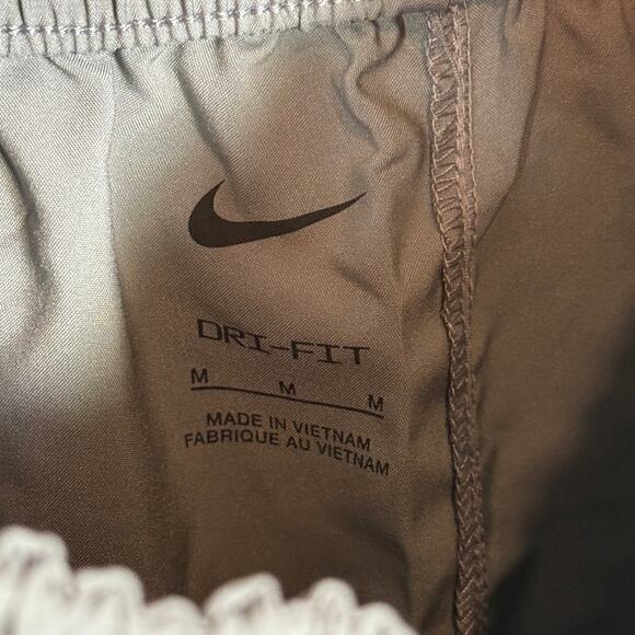 Nike Women's Dri-fit One Ultra High-Waisted Pants - Smoke Grey medium$70 - Picture 6 of 10